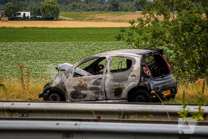 Auto in vlammen op A29 zorgt voor grote rookontwikkeling en files