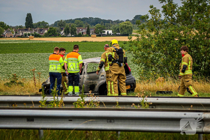 Auto in vlammen op A29 zorgt voor grote rookontwikkeling en files