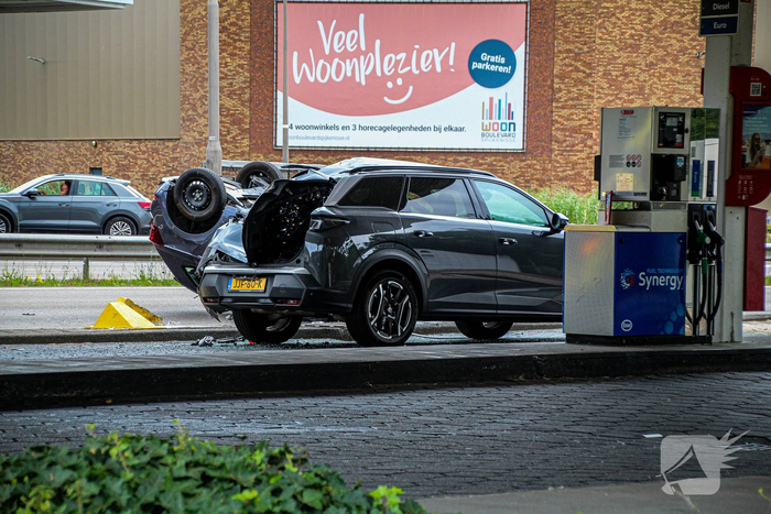 Auto op zijn kop na botsing