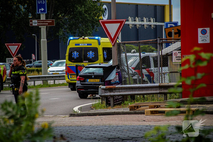 Auto op zijn kop na botsing