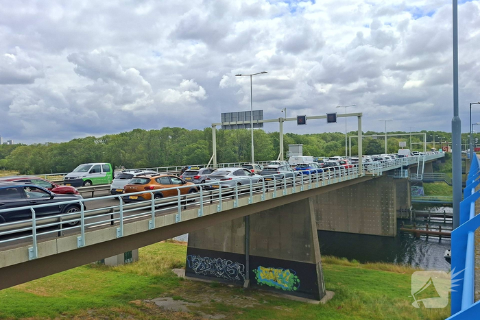 Auto op zijn kop na botsing