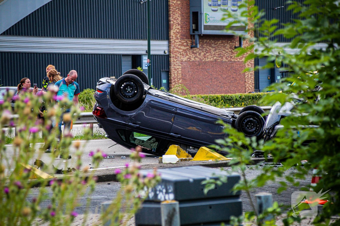 Auto op zijn kop na botsing