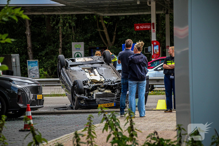 Auto op zijn kop na botsing
