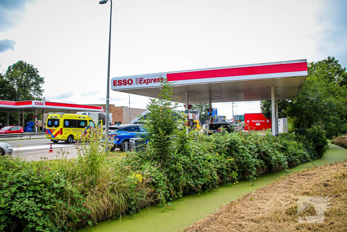 Auto op zijn kop na botsing