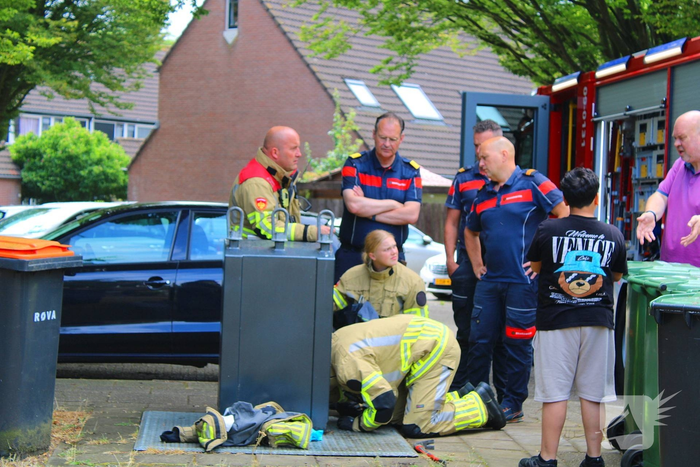 Brandweer bevrijdt kat uit ondergrondse afvalcontainer