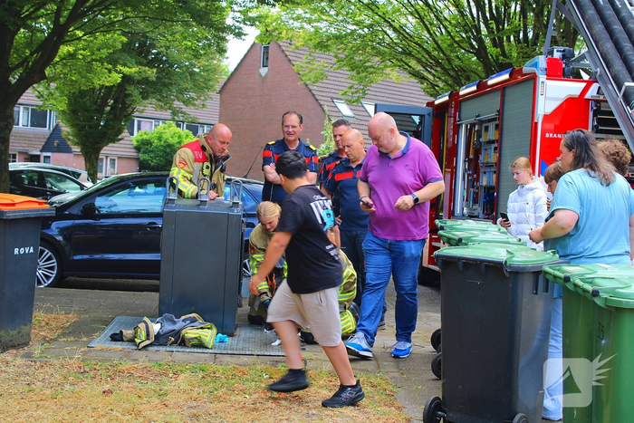 Brandweer bevrijdt kat uit ondergrondse afvalcontainer