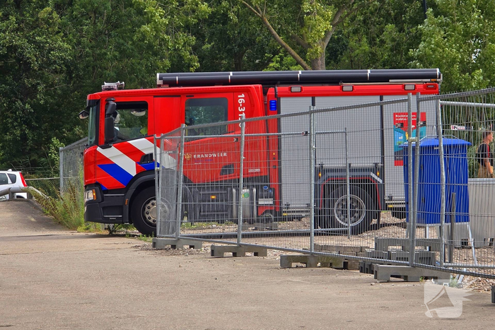 Brandweer koelt heimachine na brandmelding