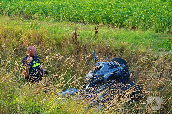Quad raakt van de weg en belandt in sloot