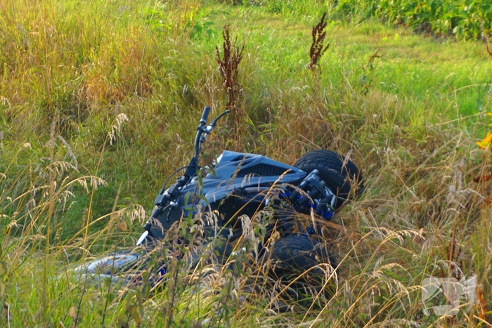 Quad raakt van de weg en belandt in sloot
