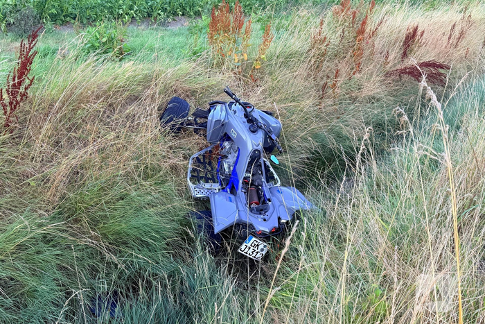 Quad raakt van de weg en belandt in sloot