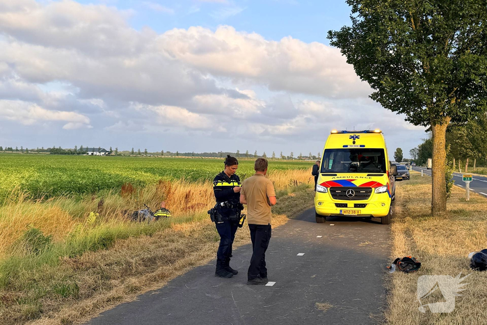 Quad raakt van de weg en belandt in sloot
