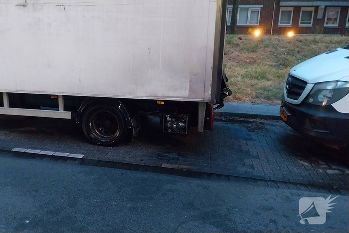 Politie onderzoekt brand bij bakwagen