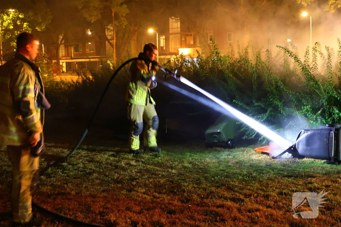 Meerdere prullenbakken en groenstrook beschadigd door brand