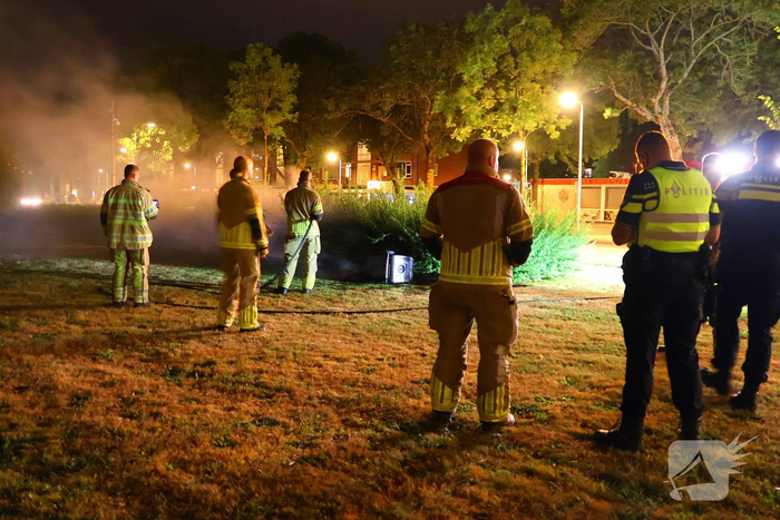 Meerdere prullenbakken en groenstrook beschadigd door brand
