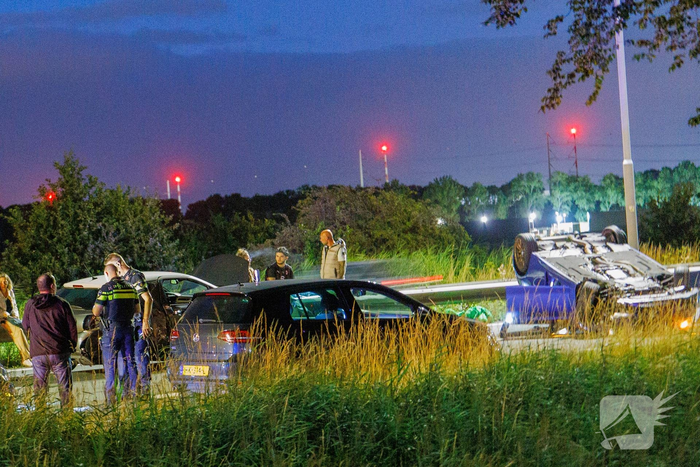 Auto botst en belandt op dak, gewonde naar ziekenhuis