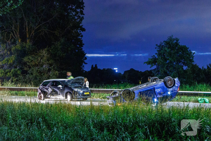Auto botst en belandt op dak, gewonde naar ziekenhuis