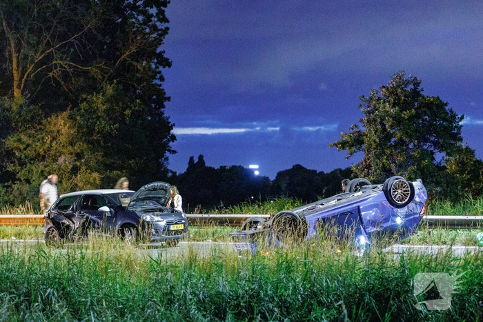 Auto botst en belandt op dak, gewonde naar ziekenhuis