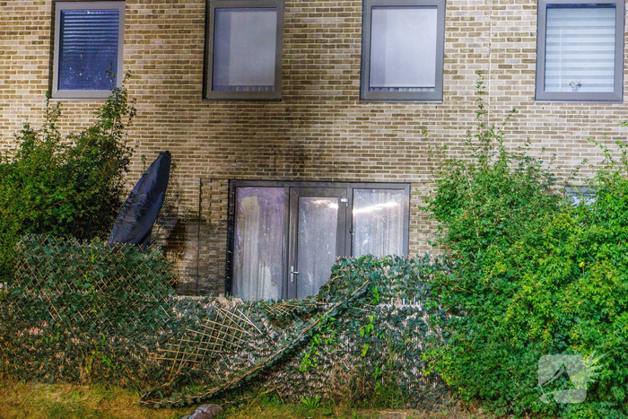 Explosie veroorzaakt brand bij woning