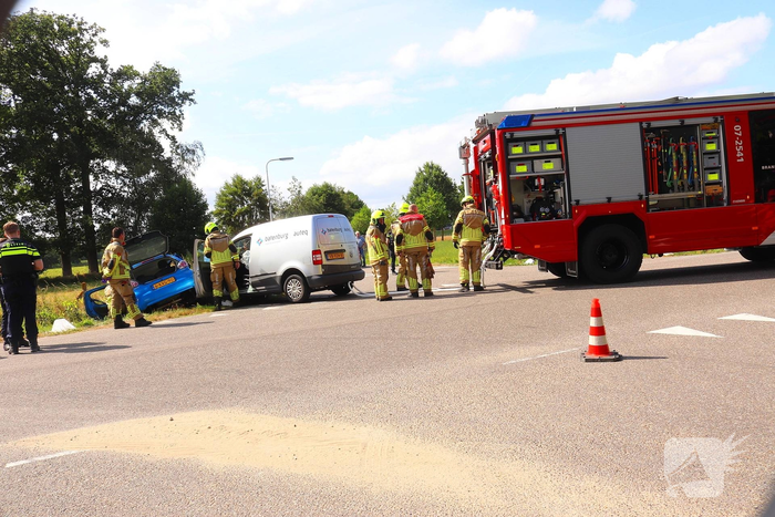 Persoon uit auto bevrijdt na botsing met bestelbus