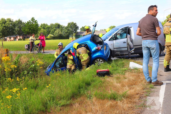 Persoon uit auto bevrijdt na botsing met bestelbus