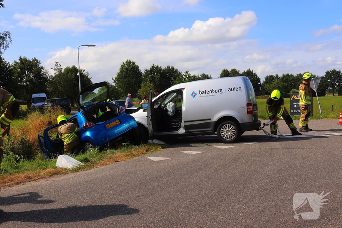Persoon uit auto bevrijdt na botsing met bestelbus