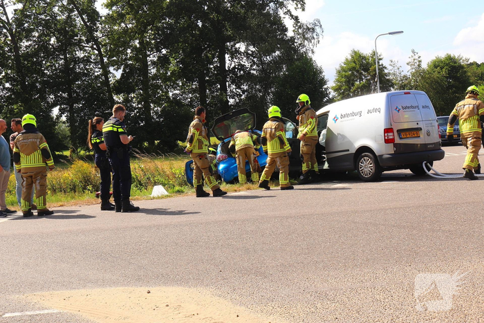 Persoon uit auto bevrijdt na botsing met bestelbus