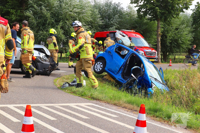 Persoon uit auto bevrijdt na botsing met bestelbus