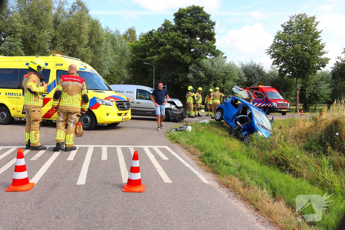 Persoon uit auto bevrijdt na botsing met bestelbus