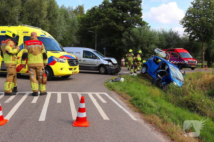 Persoon uit auto bevrijdt na botsing met bestelbus