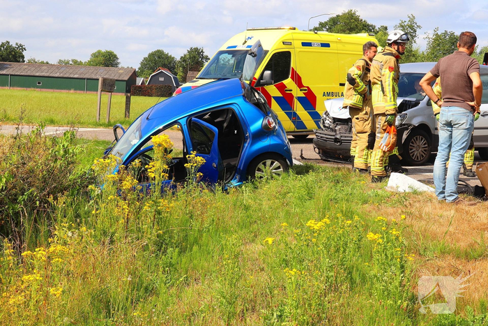 Persoon uit auto bevrijdt na botsing met bestelbus