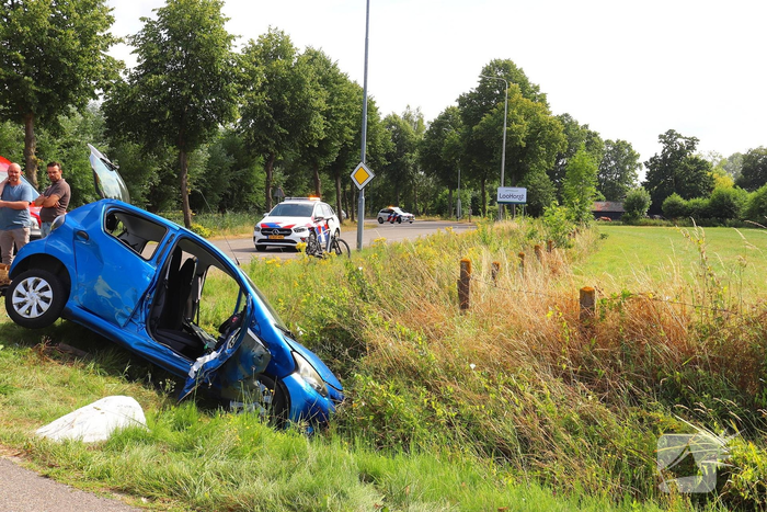Persoon uit auto bevrijdt na botsing met bestelbus