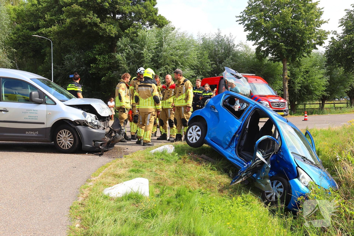 Persoon uit auto bevrijdt na botsing met bestelbus