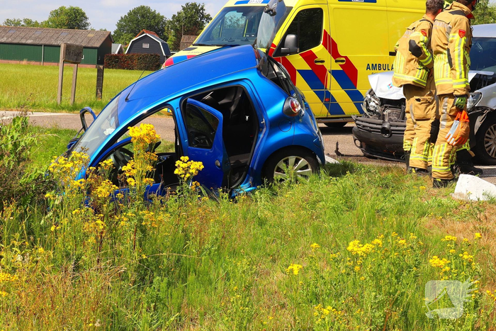 Persoon uit auto bevrijdt na botsing met bestelbus