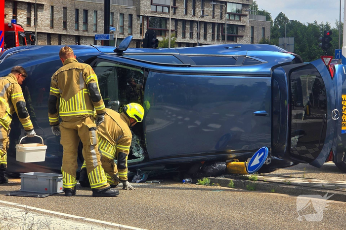 Bestuurder naar ziekenhuis na ongeval met gekantelde auto
