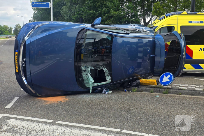 Bestuurder naar ziekenhuis na ongeval met gekantelde auto