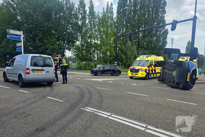 Bestuurder naar ziekenhuis na ongeval met gekantelde auto