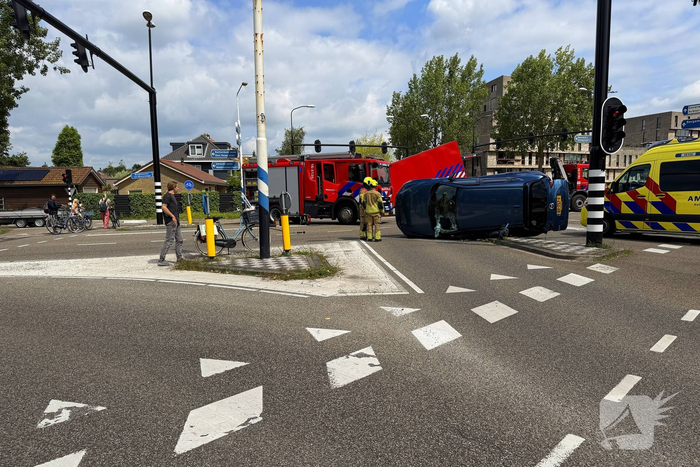 Bestuurder naar ziekenhuis na ongeval met gekantelde auto