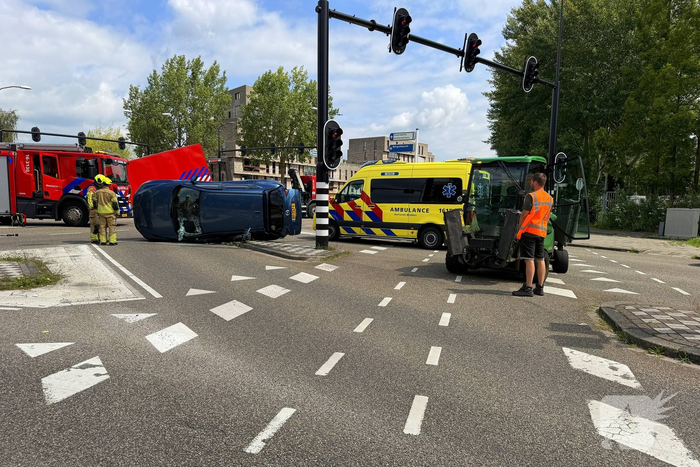 Bestuurder naar ziekenhuis na ongeval met gekantelde auto