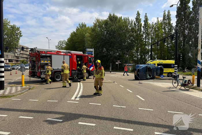 Bestuurder naar ziekenhuis na ongeval met gekantelde auto