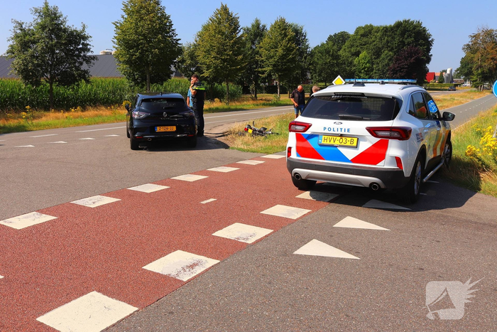 Snorfietser aangereden door auto