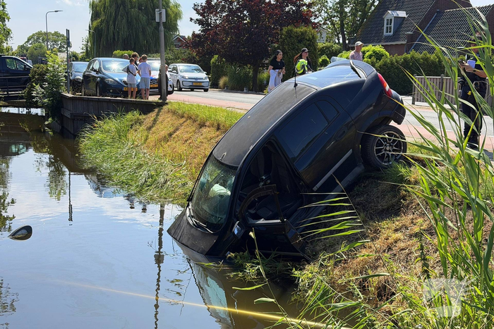 Alcomobilist belandt in sloot na ongeval