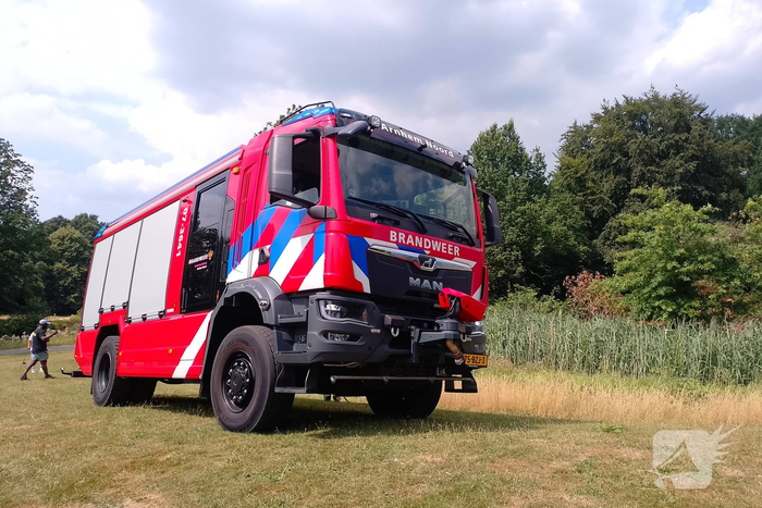 Riet en berm vatten vlam