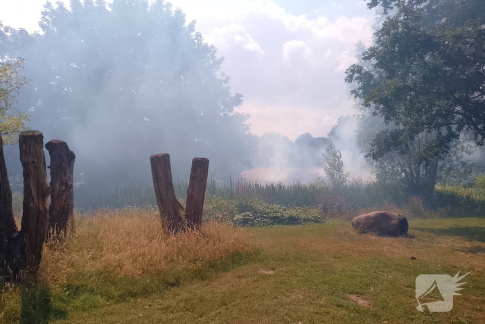 Riet en berm vatten vlam