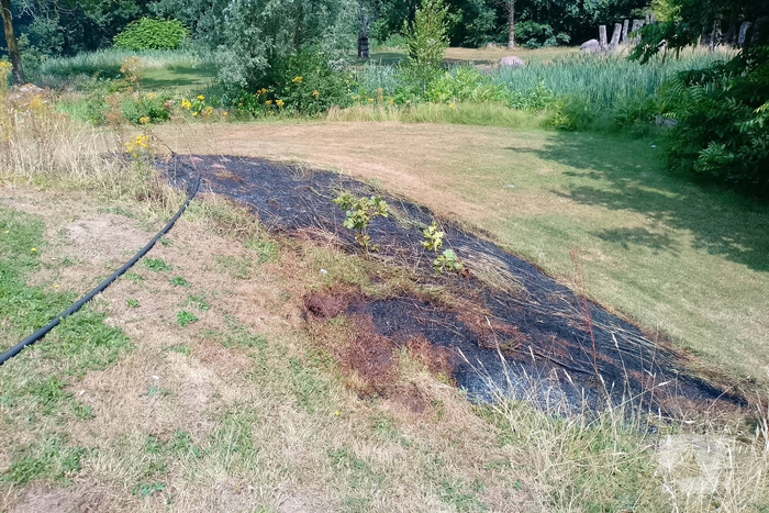Riet en berm vatten vlam