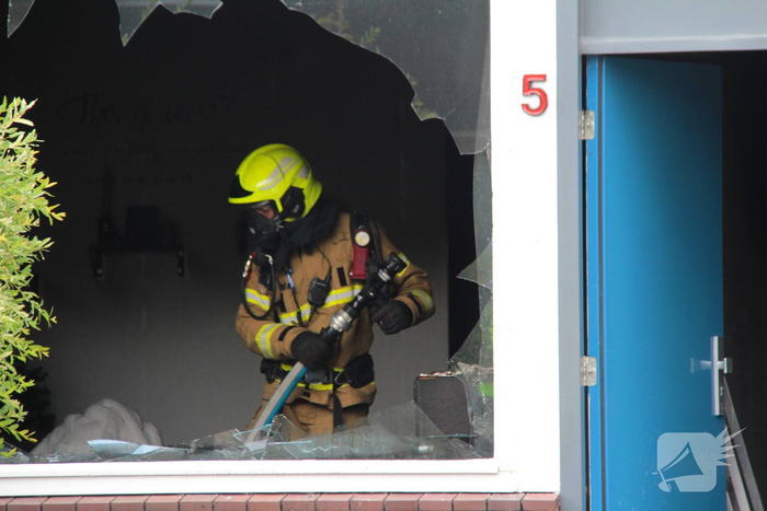 Felle brand in woonkamer van rijtjeswoning