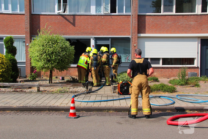 Felle brand in woonkamer van rijtjeswoning