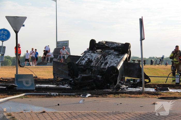 Auto belandt op de kop en brandt uit na ongeval