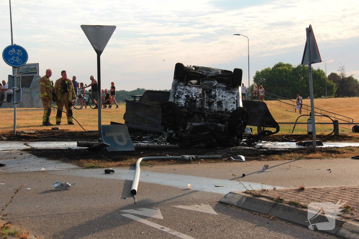 Auto belandt op de kop en brandt uit na ongeval