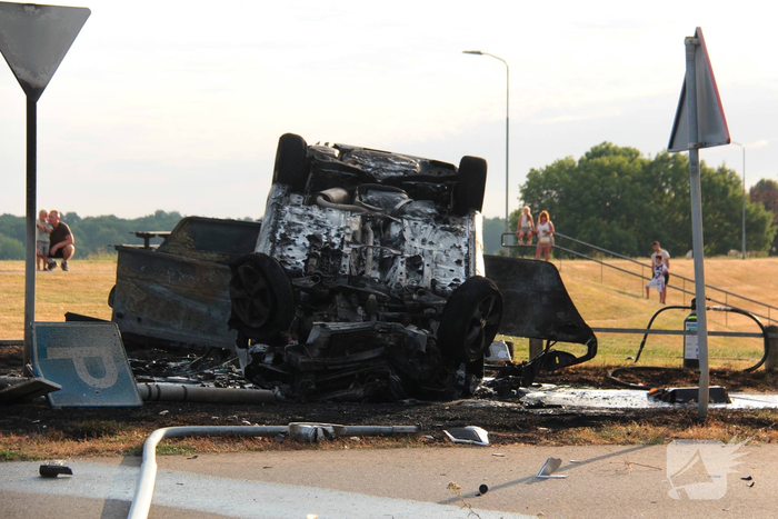 Auto belandt op de kop en brandt uit na ongeval