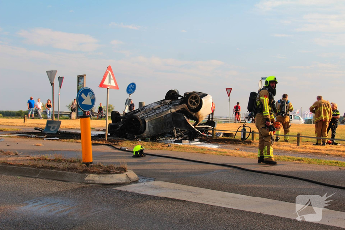 Auto belandt op de kop en brandt uit na ongeval